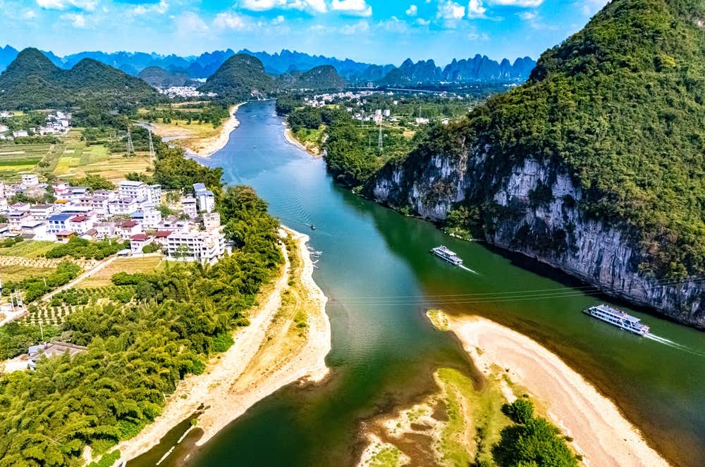 Vista aérea do rio Li, um dos principais rios da região de Guangxi, cercado por belas paisagens naturais