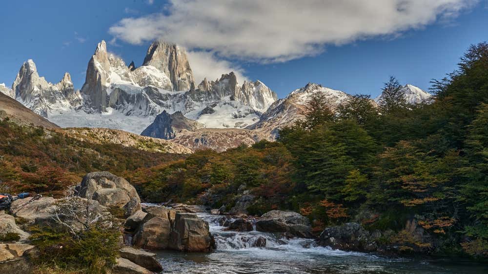 Monte FitzRoy cercado por montanhas e paisagens naturais do Parque Nacional Los Glaciares, na Patagônia argentina