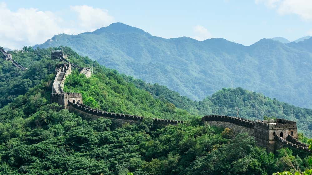 Paisagem da Grande Muralha da China em Mutianyu, com uma das torres de vigilância cercada pelas montanhas durante o verão, em Pequim, China