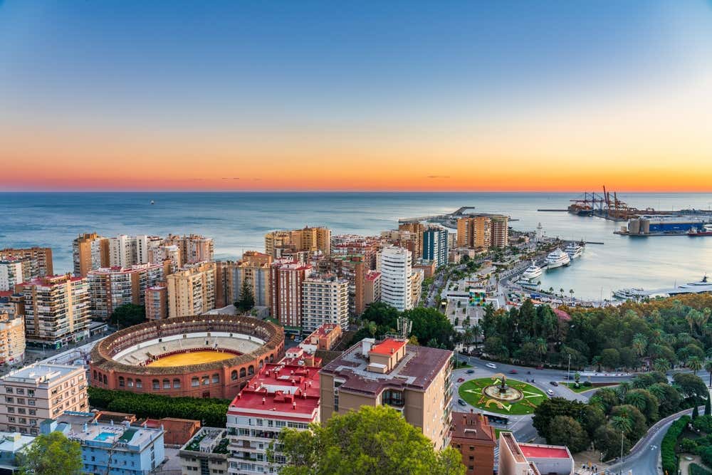 Vista do pôr do sol da Praça de Touros e do Porto de Málaga, na Andaluzia, Espanha