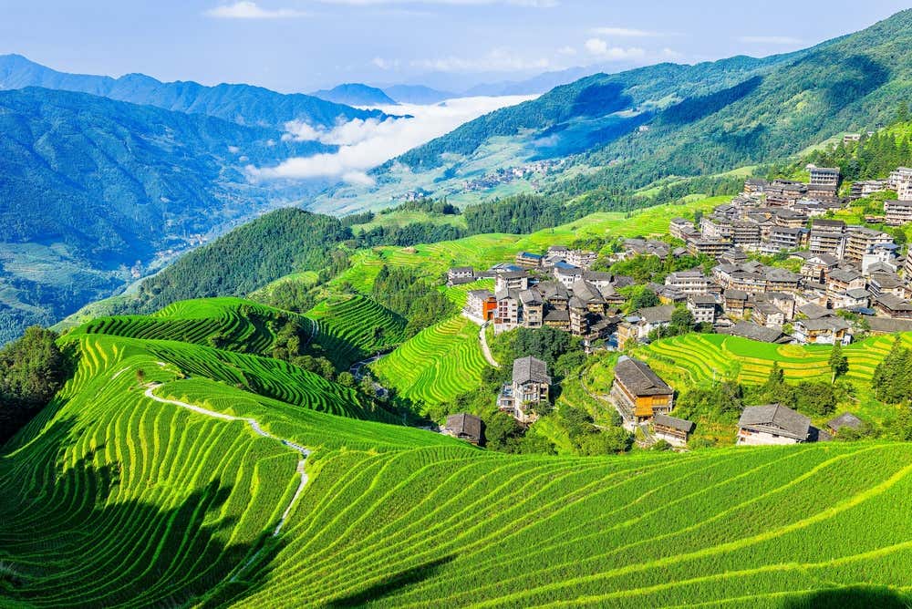 Campos de arroz de Longji, com suas encostas verdes e paisagem montanhosa, na região de Guilin