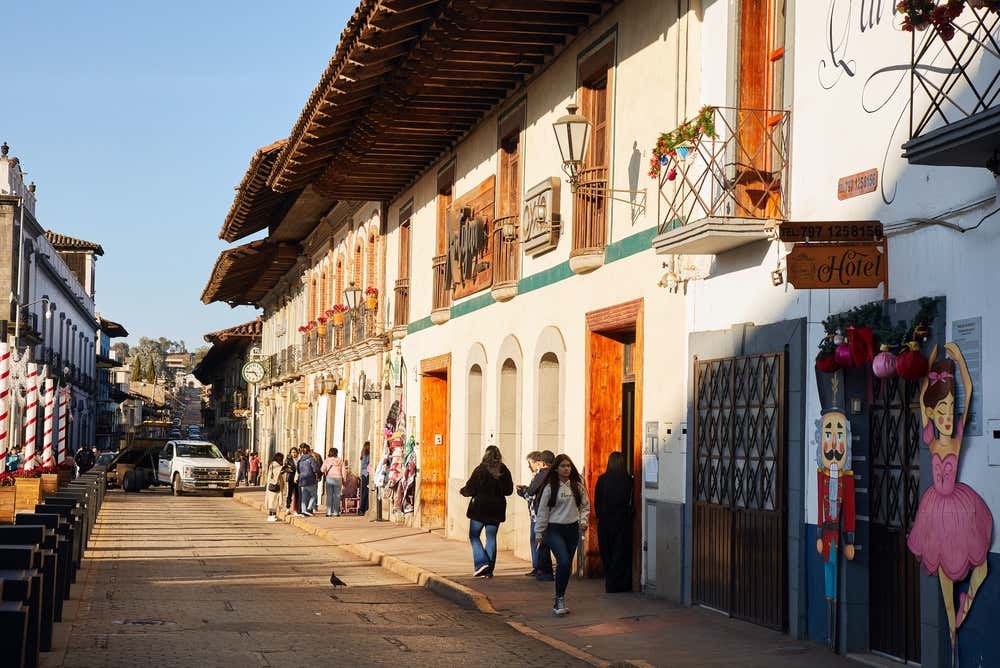A street in Zacatlán with a clear sky in the background.