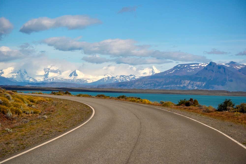 Estrada que se estende pela paisagem aberta da Patagônia argentina, no trajeto entre El Calafate e El Chaltén