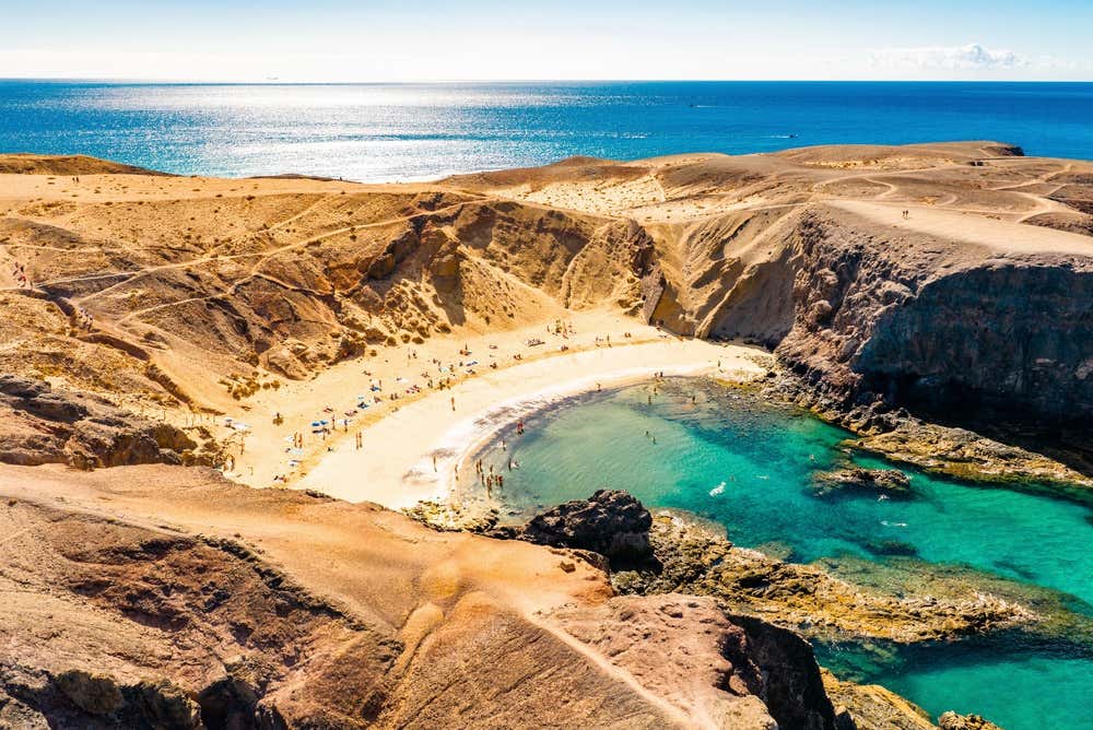 Praia de Papagaio, em Lanzarote, nas Ilhas Canárias, Espanha, conhecida por suas águas cristalinas e paisagem vulcânica