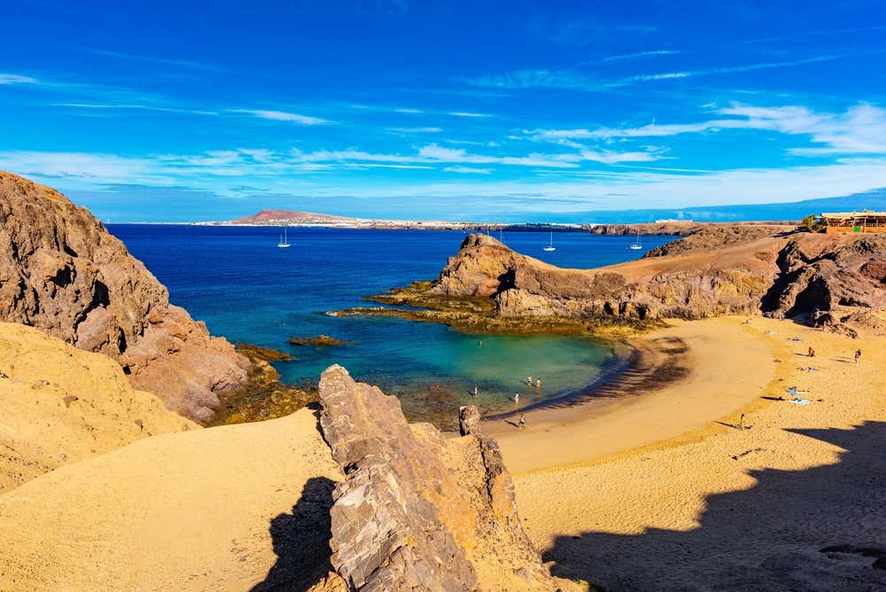 Praia de Papagaio, um dos cenários naturais mais conhecidos de Lanzarote, nas Ilhas Canárias, Espanha