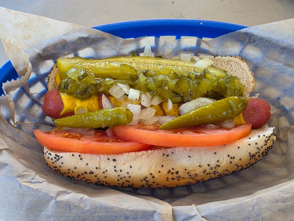 Cachorro-quente ao estilo de Chicago, preparado com salsicha, pão e acompanhamentos tradicionais, uma das opções mais emblemáticas da gastronomia de rua da cidade