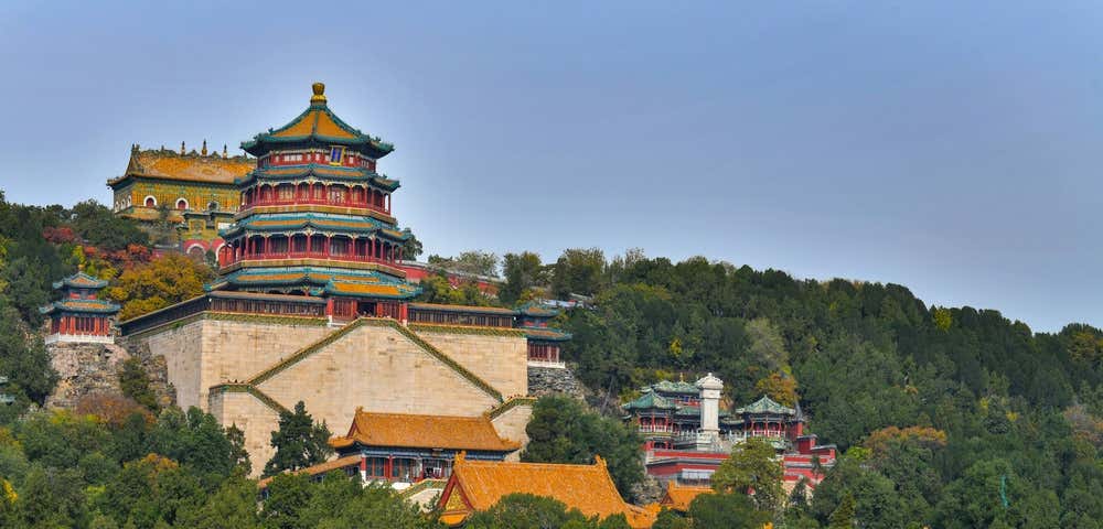 Vista da Torre do Incenso Budista, um dos principais pontos turísticos do histórico Palácio de Verão, em Pequim, China