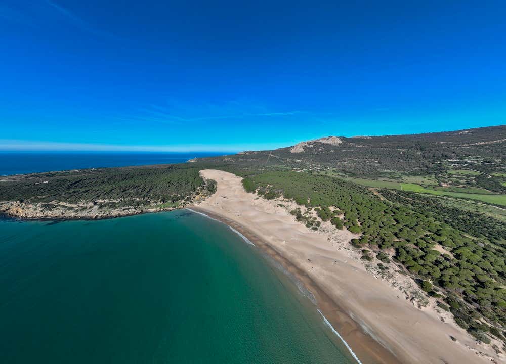 Vista aérea da praia da Bolonia, na praia de mesmo nome, em Cádiz, na Espanha