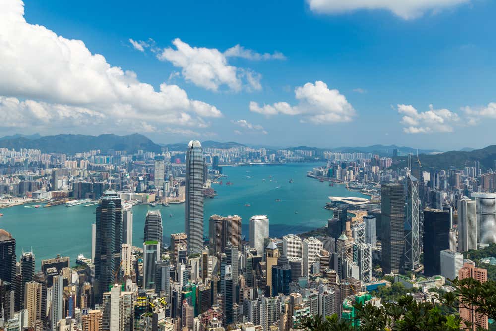 Vista panorâmica de Hong Kong no Victoria Peak, um dos pontos mais famosos para apreciar o horizonte da cidade