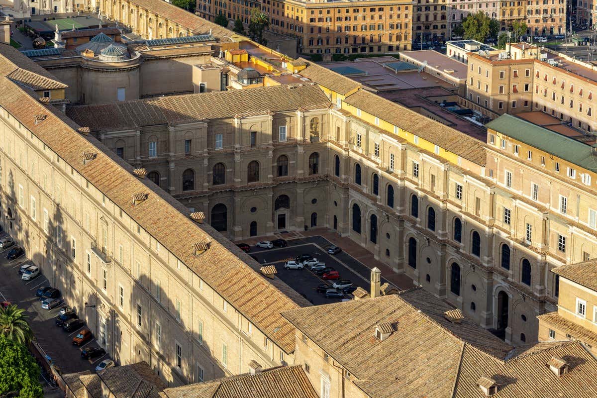 Vista aérea de los tejados de los Museos Vaticanos en Roma