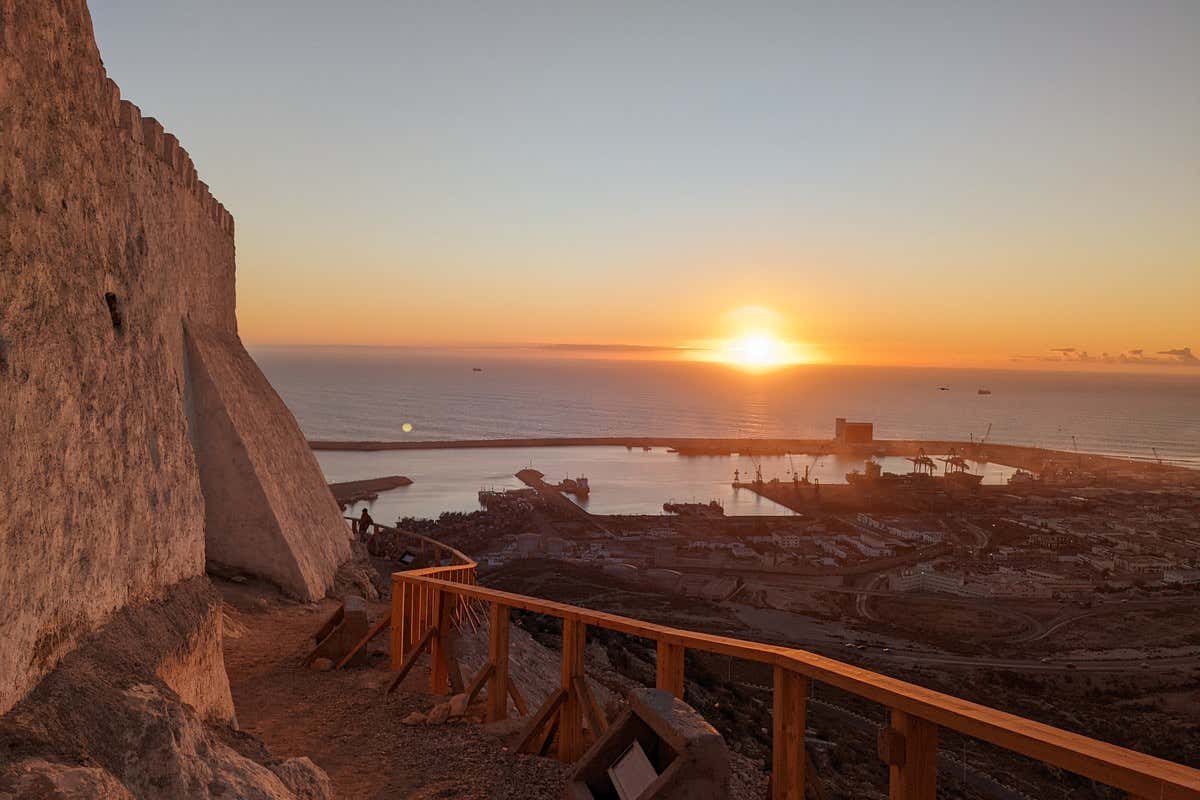 Atardecer sobre el puerto de Agadir visto desde la muralla de la Kasbah