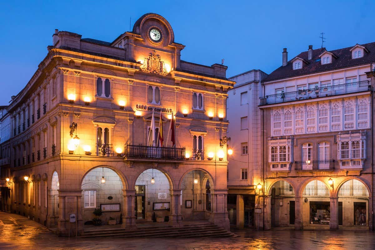 Fachada iluminada de la Casa do Concello en la Plaza Mayor de Ourense al anochecer