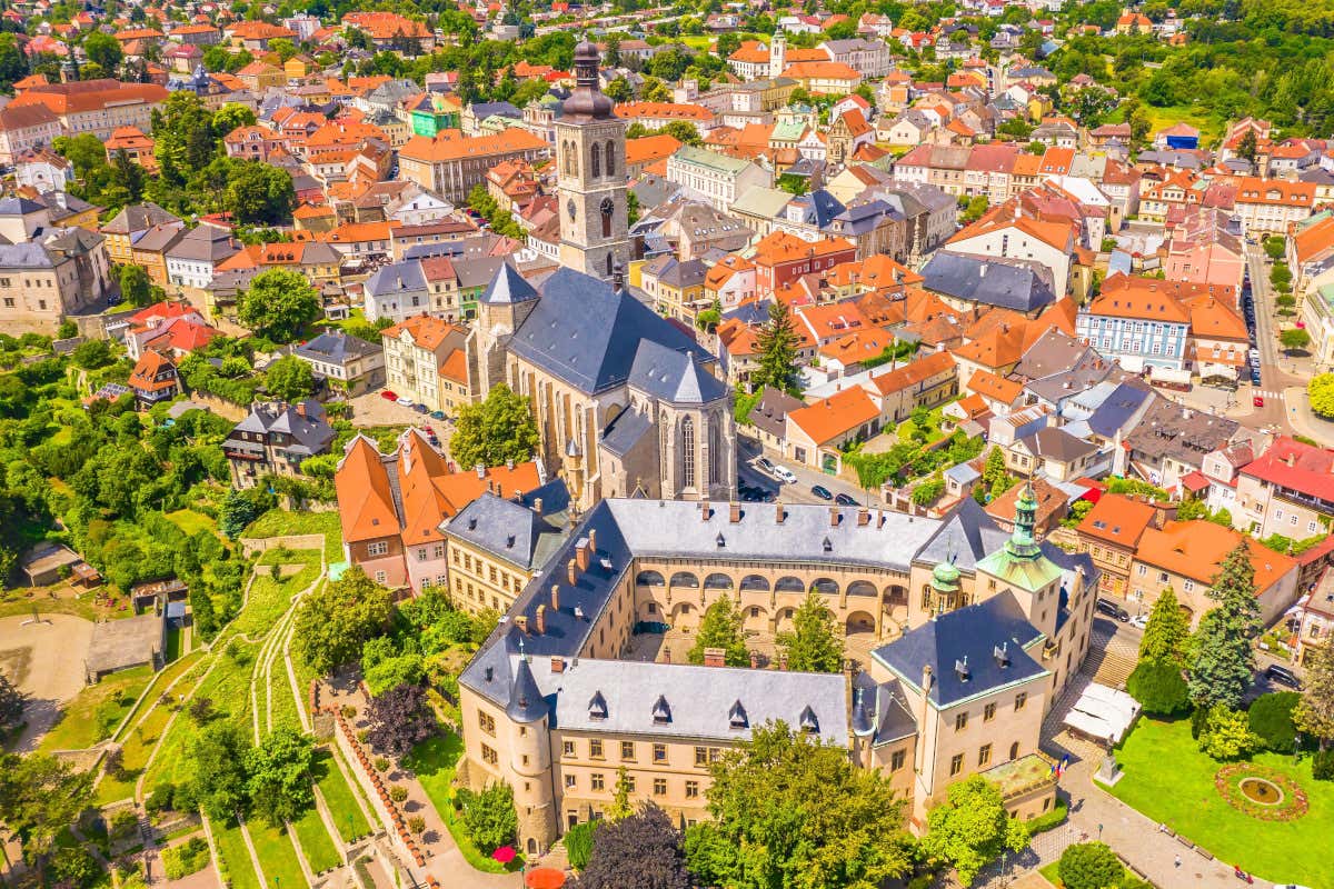 Vista aérea de la catedral gótica de Kutná Hora, uno de los lugares que hay que ver en la República Checa