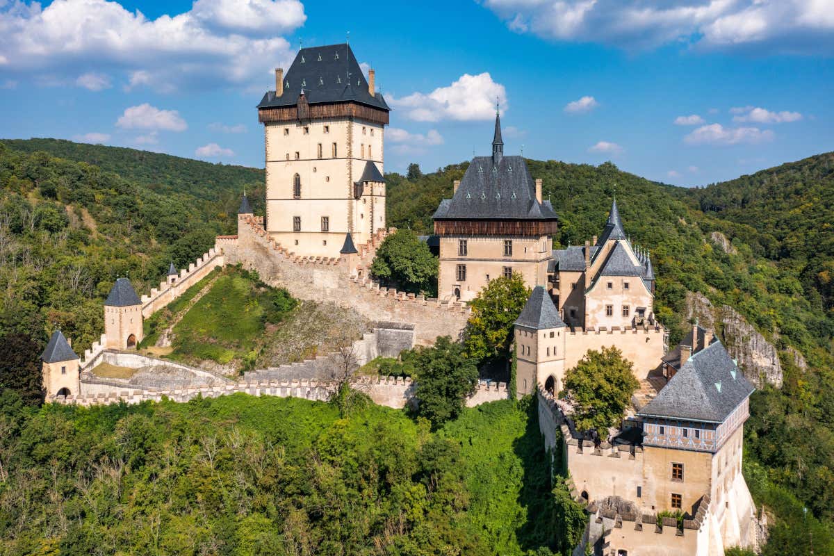 Vista aérea del Castillo de Karlštejn, uno de los lugares que hay que ver en la República Checa