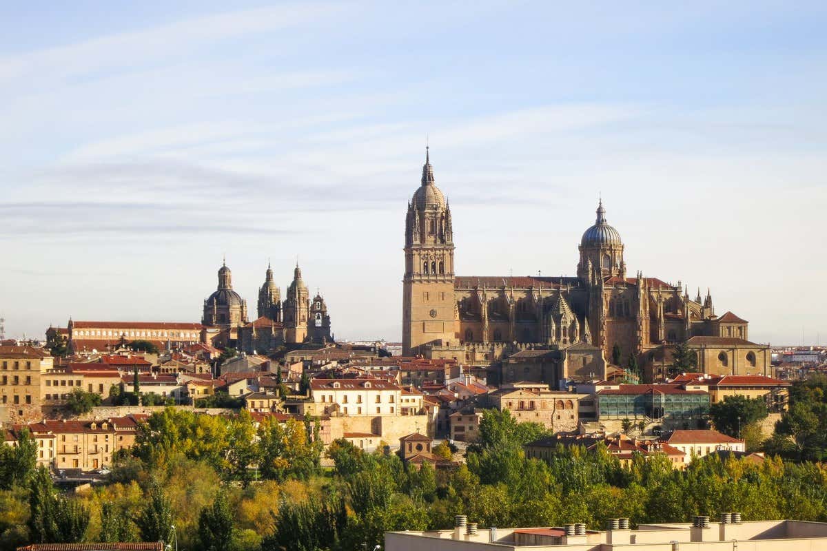 Vista de la catedral de Salamanca sobre los tejados del casco histórico