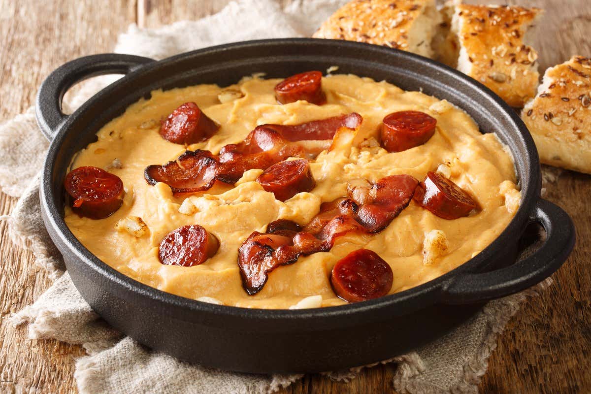 Cazuela de gachas manchegas con chorizo y bacon acompañada de pan tostado