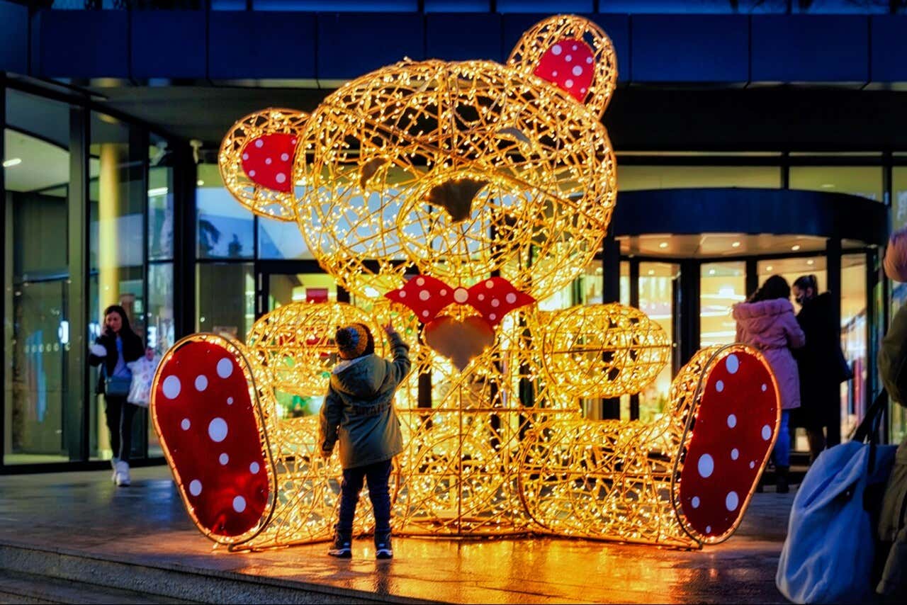 Oso gigante iluminado en Christmas in Chelsea, Londres