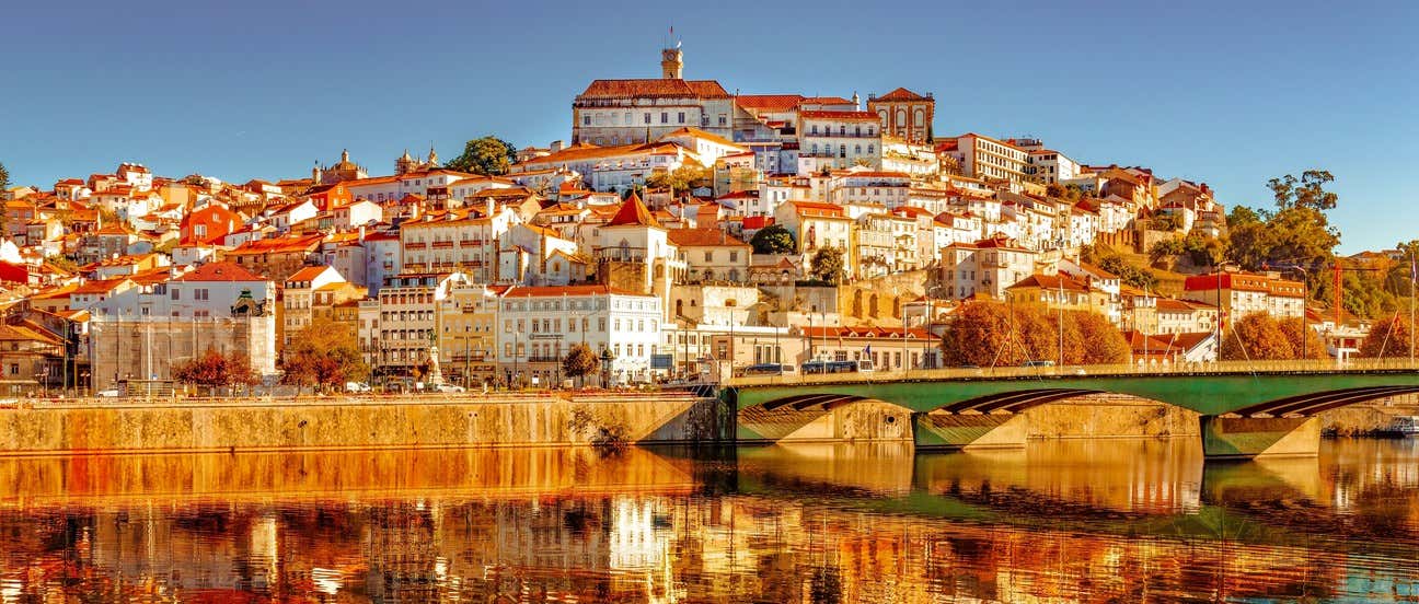 Vista de Coimbra, com a Universidade no alto da colina e seu reflexo no rio Mondego
