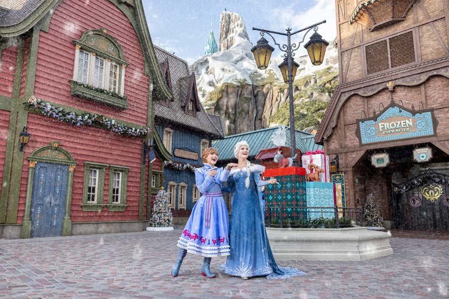Elsa e Anna, no reino de Arendelle na Disneyland® Paris