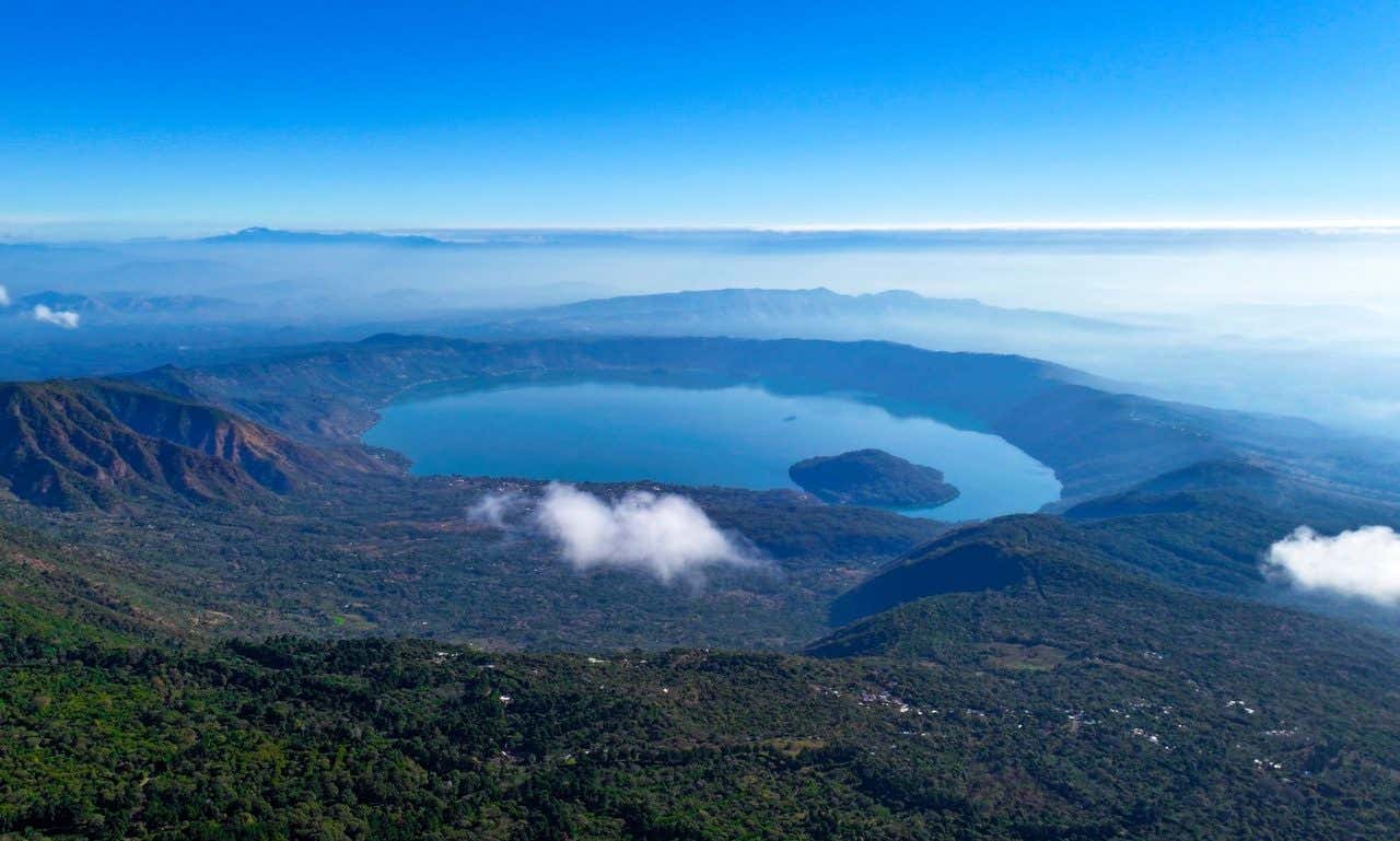 Vistas aéreas del Lago de Coatepeque con nubes