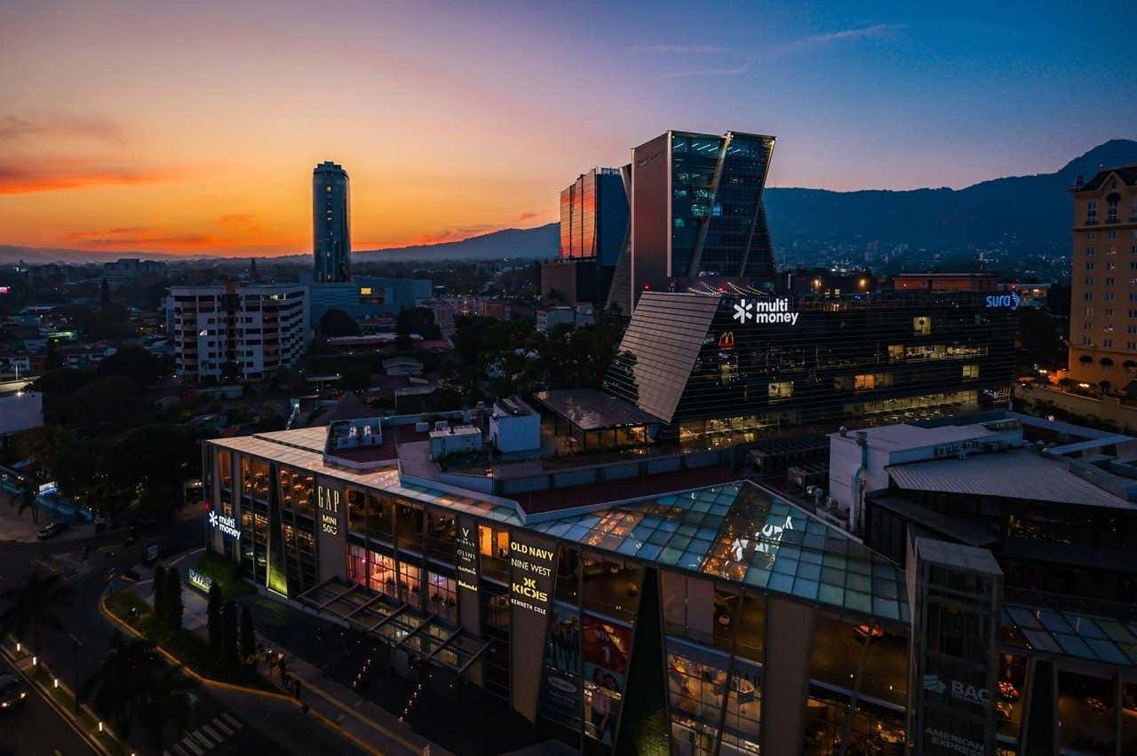 Vistas de San Salvador y sus rascacielos por la noche