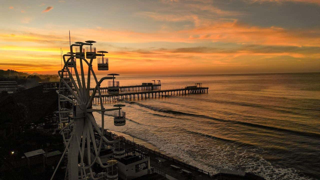 Noria de Sunset Park, en El Puerto de La Libertad, al atardecer