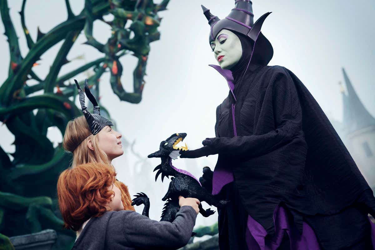 Maléfica con unos niños en el Festival de Halloween en Disneyland® Paris