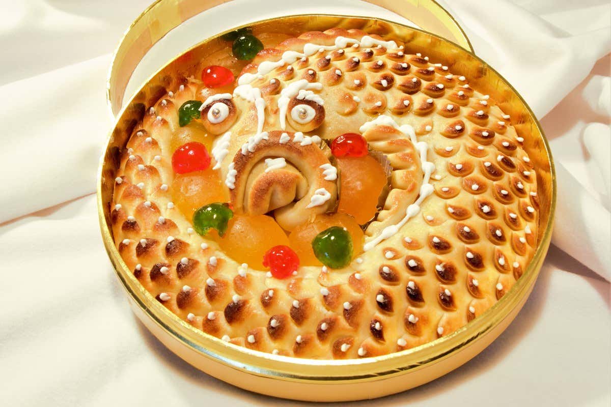 Tarta de mazapán toledano con forma de anguila decorada con fruta escarchada en caja de regalo