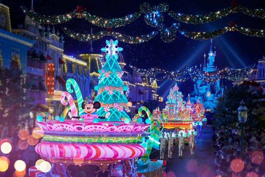 Carro alegórico iluminado com a Minnie Mouse e abetos brilhantes durante o desfile de Natal