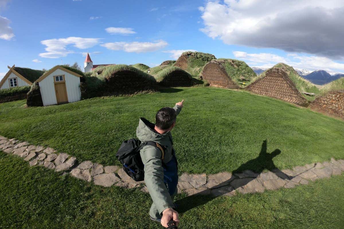 Un hombre en la histórica Granja y Museo de Césped de Glaumbær (Glaumbær Turf Farm), en el norte de Islandia.