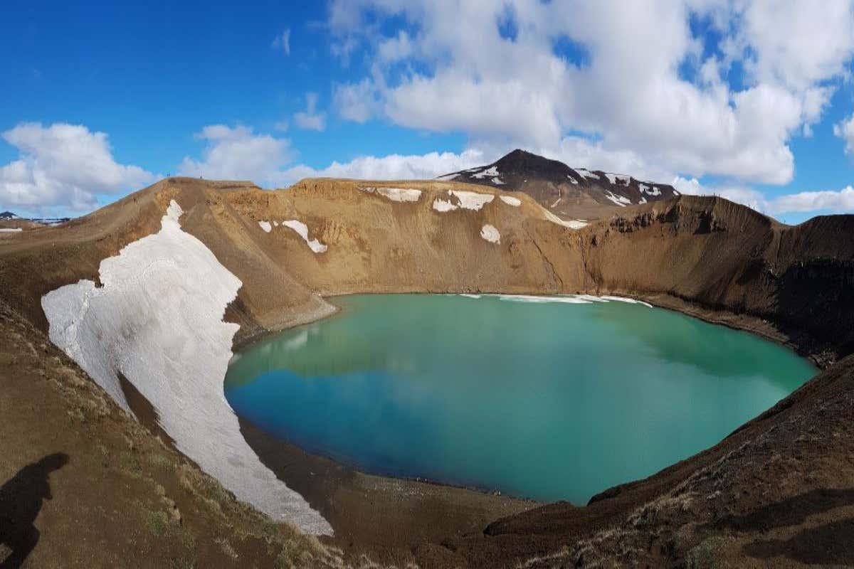 Cráter volcánico Viti con su laguna turquesa y nieve en la zona de Krafla, Islandia.