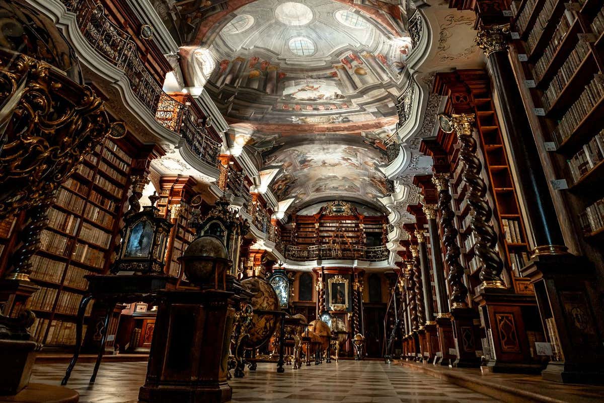 Sala de una biblioteca en el monasterio Klementinum de Praga