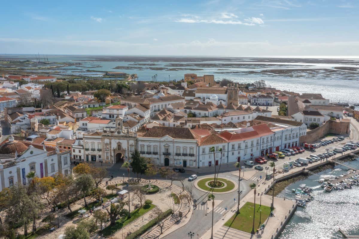 Vista aérea del casco antiguo de Faro con el Arco da Vila, la marina y la ría al fondo