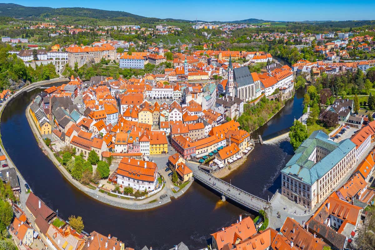 Visa aérea de la ciudad checa de Český Krumlov, donde se aprecia su casco antiguo sobre el río Moldava