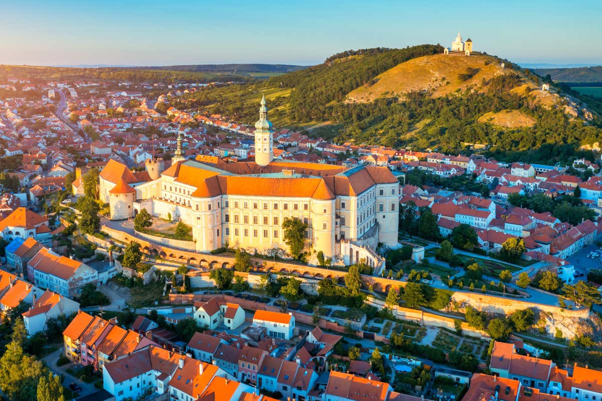 Vista aérea del castillo de Míkulov, en la región checa de Moravia