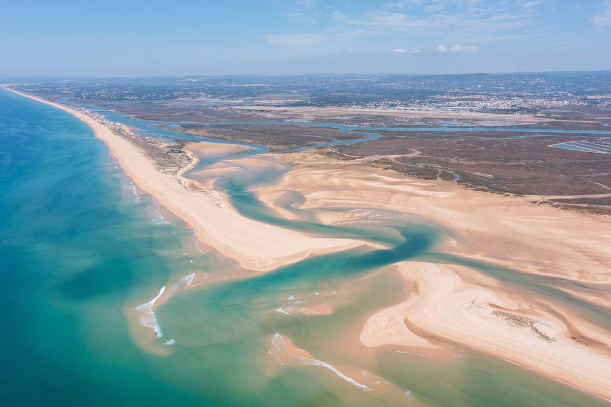 Vista aérea de los bancos de arena y canales de la Ría Formosa junto al mar