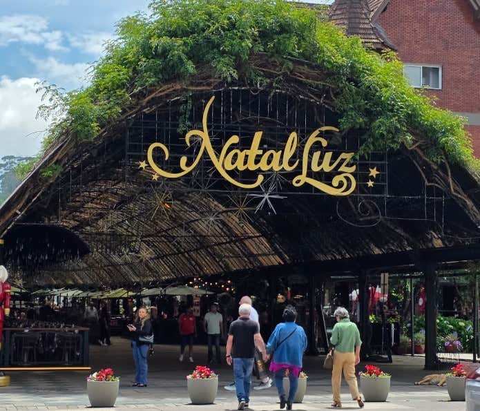 A Rua Coberta com placa do Natal Luz de Gramado