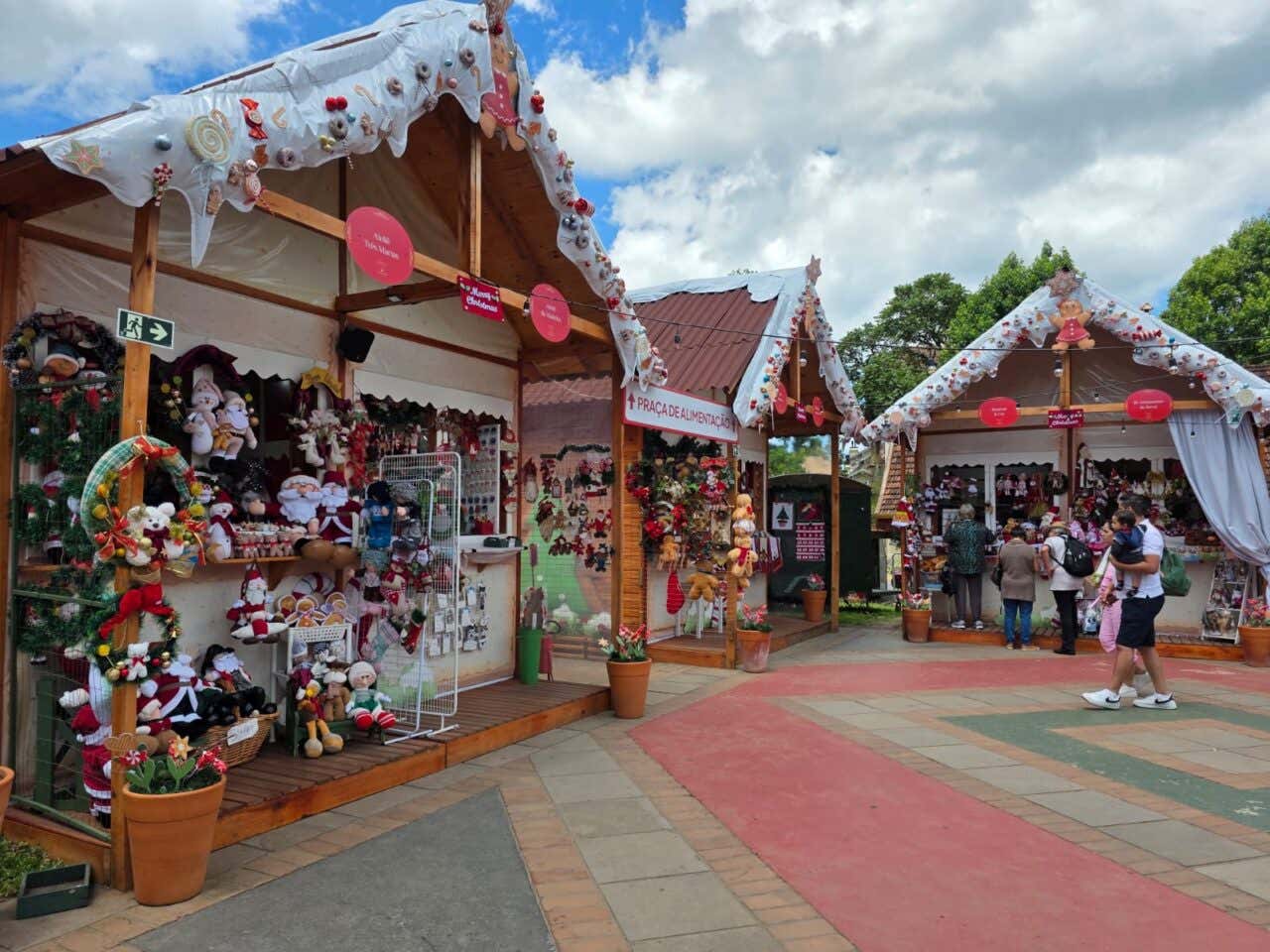 Comércio na Vila de Natal em Gramado na Praça das Etnias em Gramado
