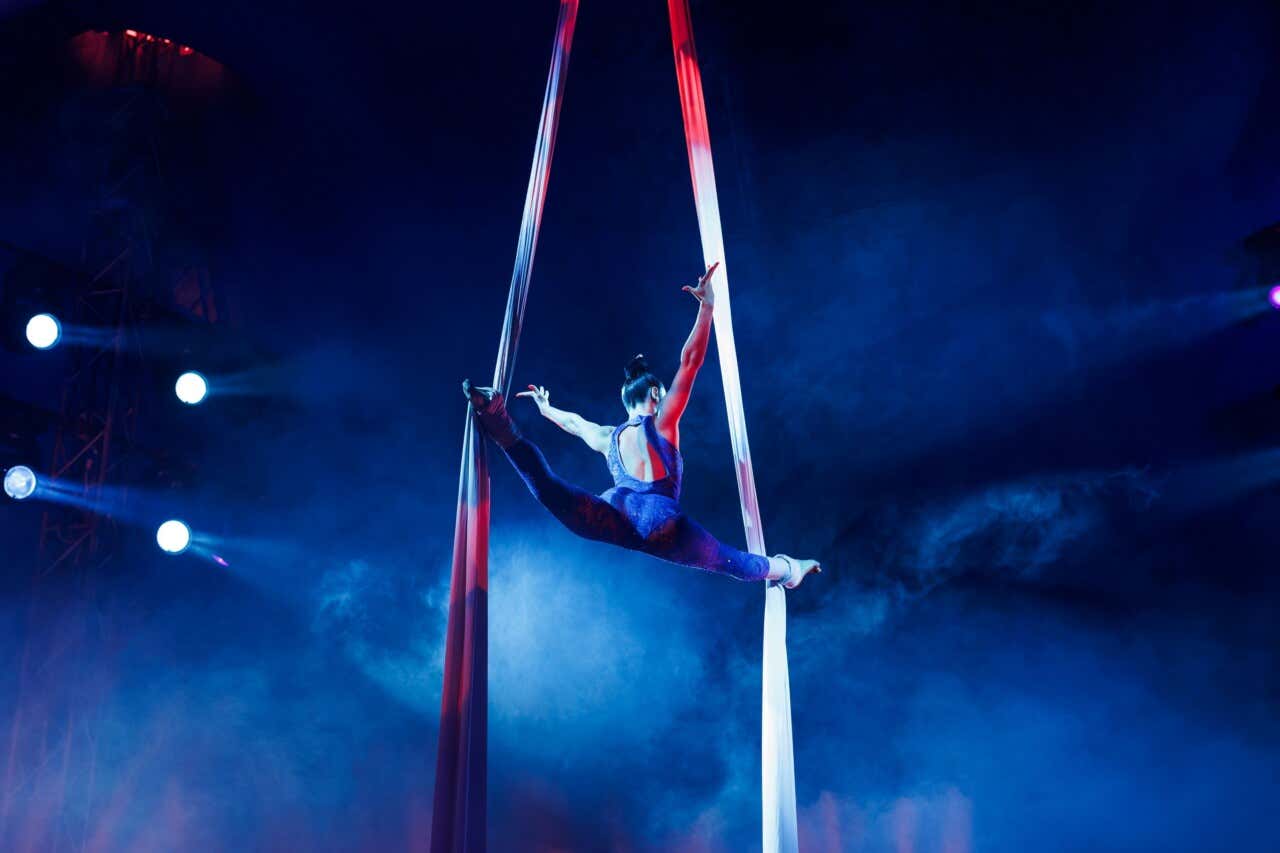 Uma acróbata no espetáculo JOYÀ do Cirque du Soleil