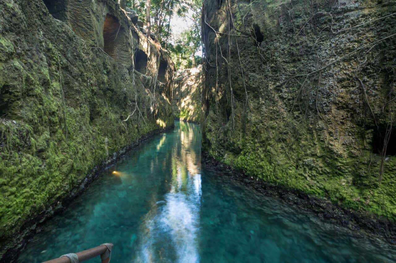 Um rio subterrâneo no parque Xcaret
