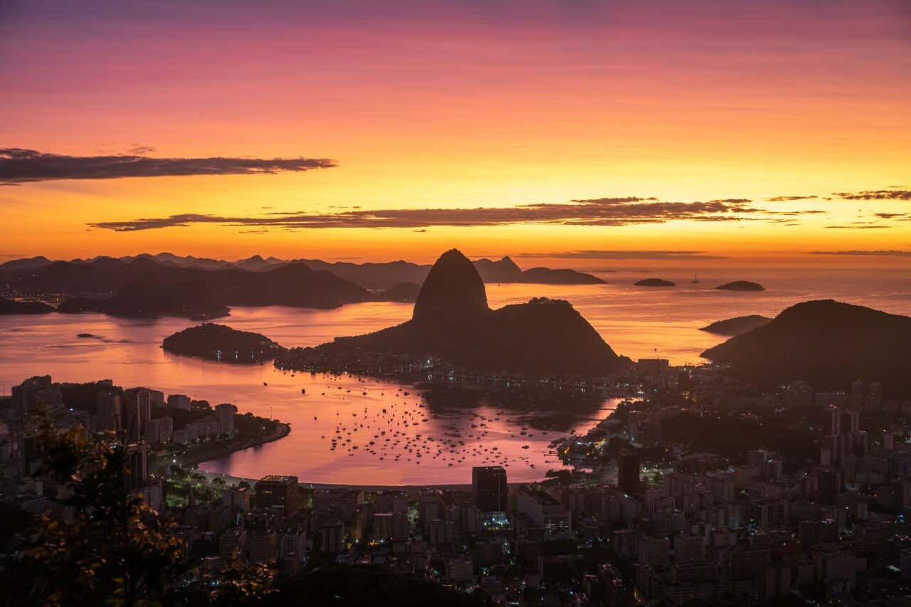 Vista panorâmica do Rio de Janeiro ao pôr do sol