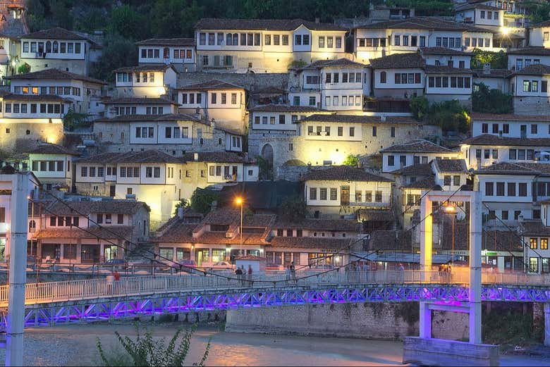 Berat, iluminado al anochecer