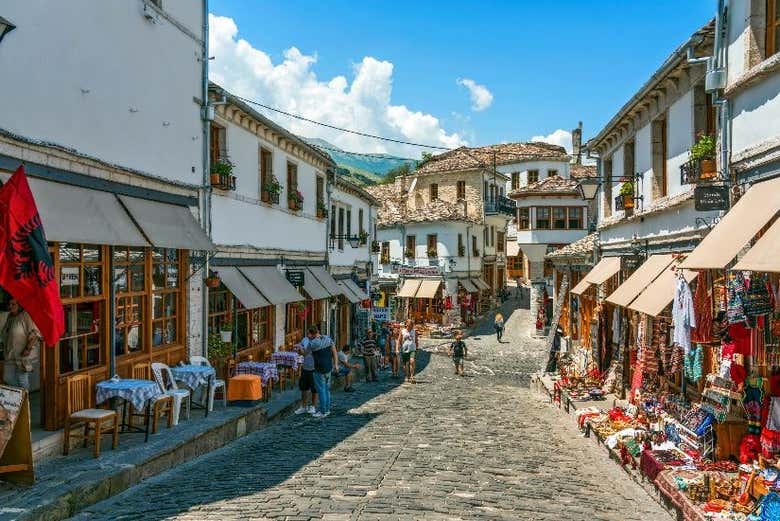 Ruas empedradas do centro histórico de Gjirokastra