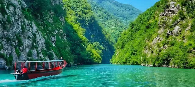 Paseo en barco por el lago Koman y el río Shala