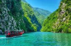Paseo en barco por el lago Koman y el río Shala