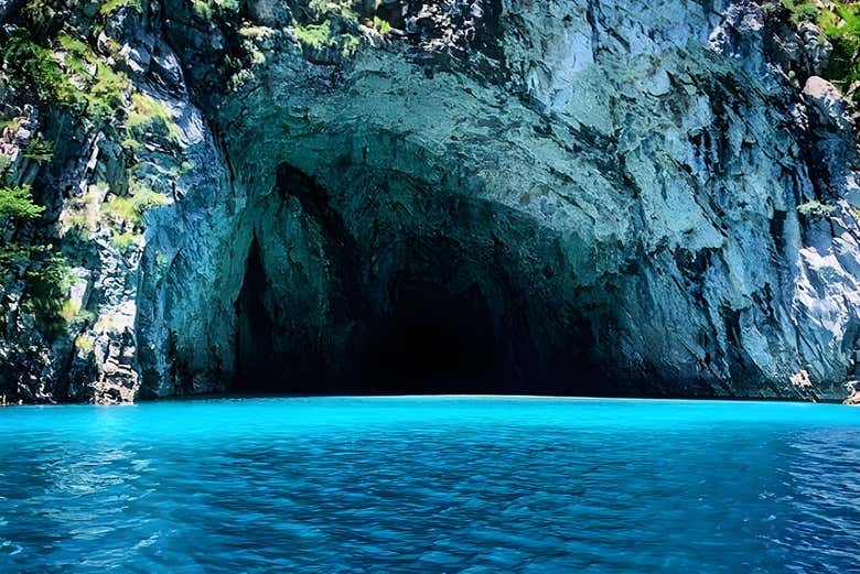 Una gruta en el lago Koman