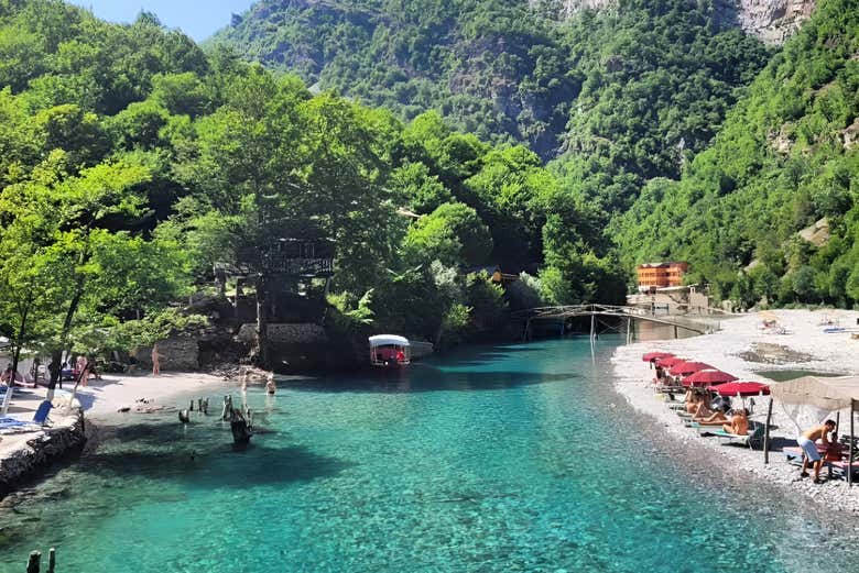 Precioso paisaje albanés