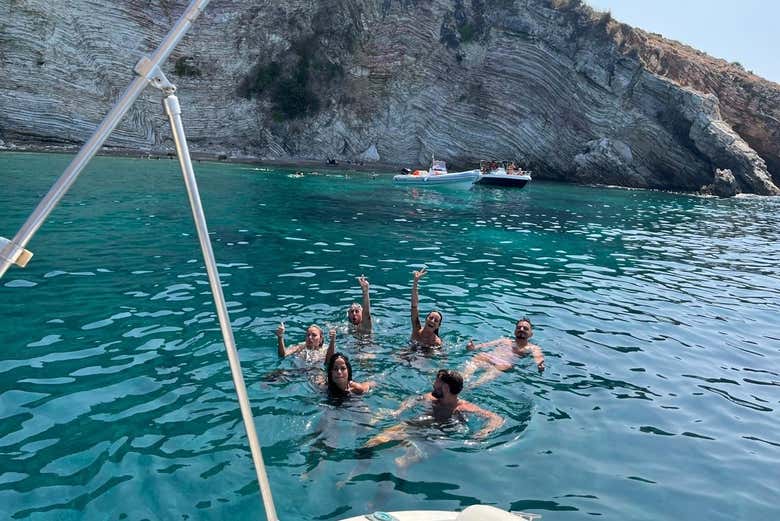 Disfrutando de un baño en la bahía de Saranda