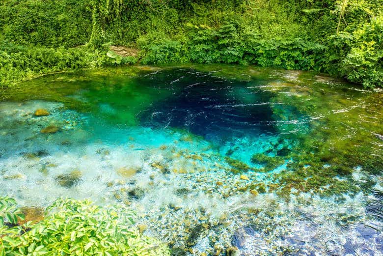 El Blue Eye es una de las lagunas más famosas de Albania