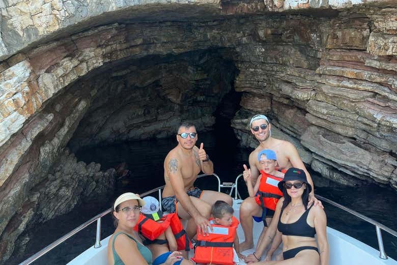 Llegando a una cueva rocosa